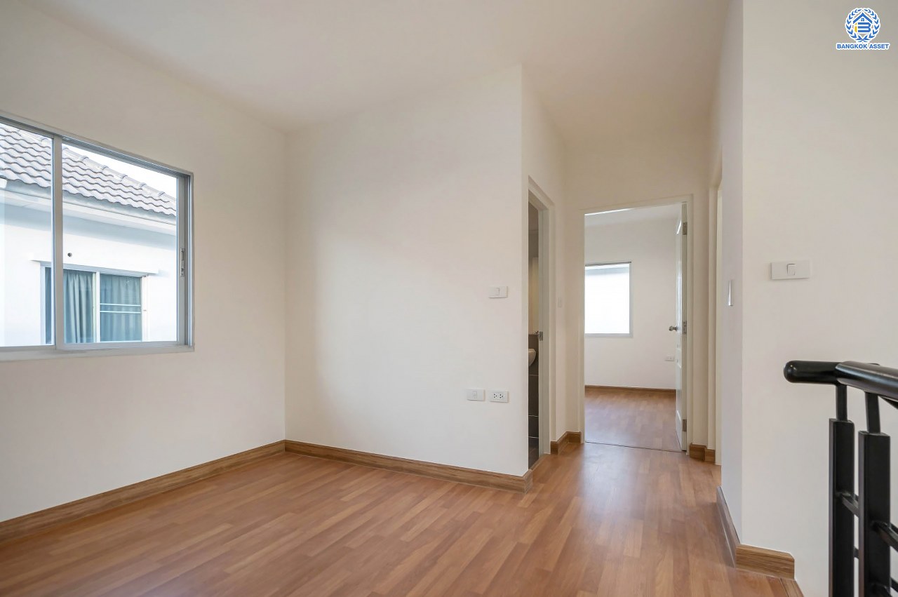 บ้านมือสองตกแต่งใหม่ โครงการ ไลฟ์ บางกอก บูเลอวาร์ด พระราม5 ตกแต่งหรูหรา เนื้อที่ 52.3 ตร.ว. ฟังก์ชัน 3 ห้องนอน 3 ห้องน้ำ 1 ห้องอเนกประสงค์ จอดรถได้ 2 คัน บนทำเลเชื่อมต่อเมือง ใกล้รถไฟฟ้าสายสีม่วง "สถานีแยกติวานนท์" จุดขึ้นทางด่วน "ศรีรัช" และรายล้อมด้วยสิ่งอำนวยความสะดวกครบ